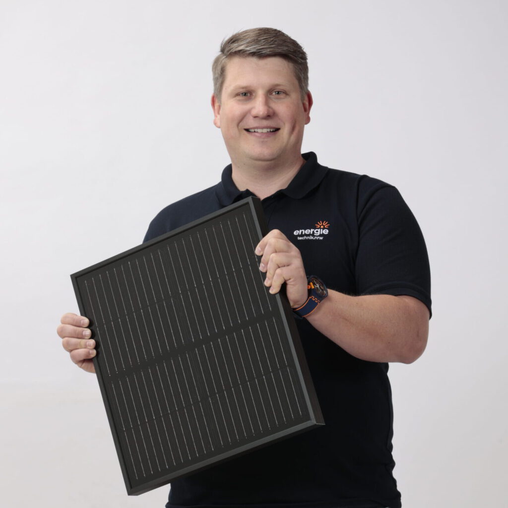 Portait CEO mit PV-Modul