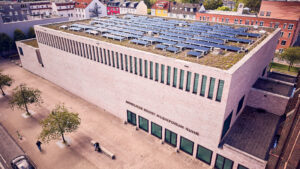 Musikforum mit Photovoltaikanlage auf dem Dach des großen Konzertsaales
