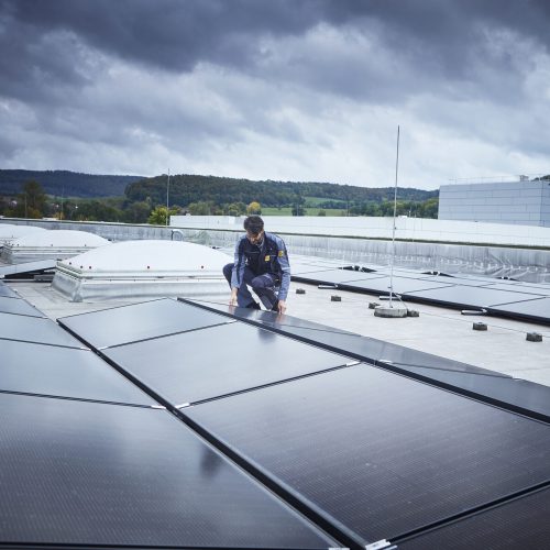 231124_Sanierung_Gewerbe_22_PV_Dach_Kontrolle_Foto_ArGe_Medien_im_ZVEH-scaled.jpg
