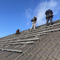 Monteur auf Dach mit Unterkonstruktion Photovoltaik